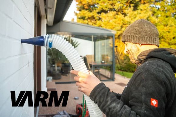 Zwei VARM-Mitarbeiter auf einem Dachboden